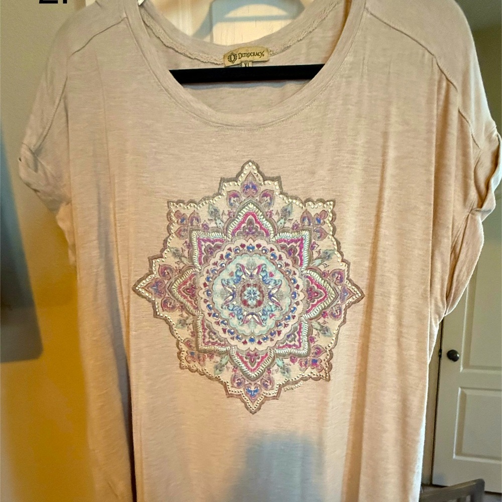 Democracy shirt with medallion graphic XL